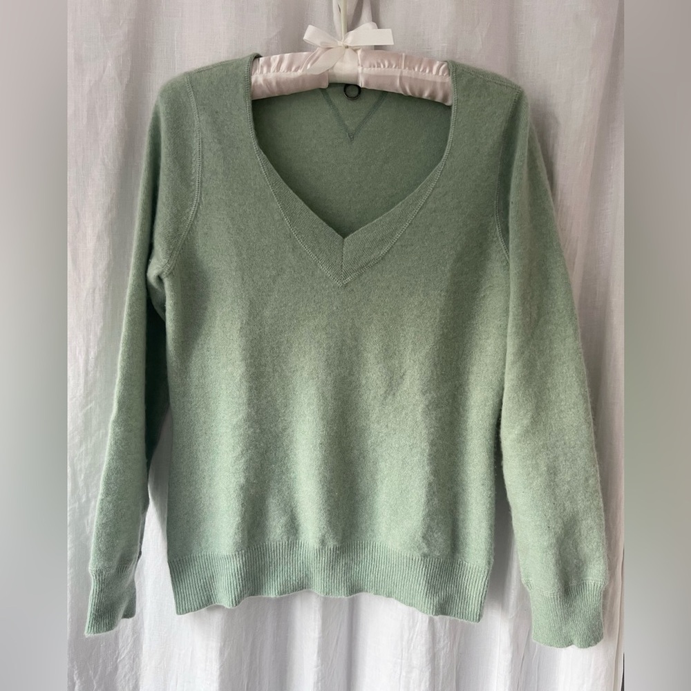Vintage soft double-ply Cashmere V-Neck Sweater Soft Light Green